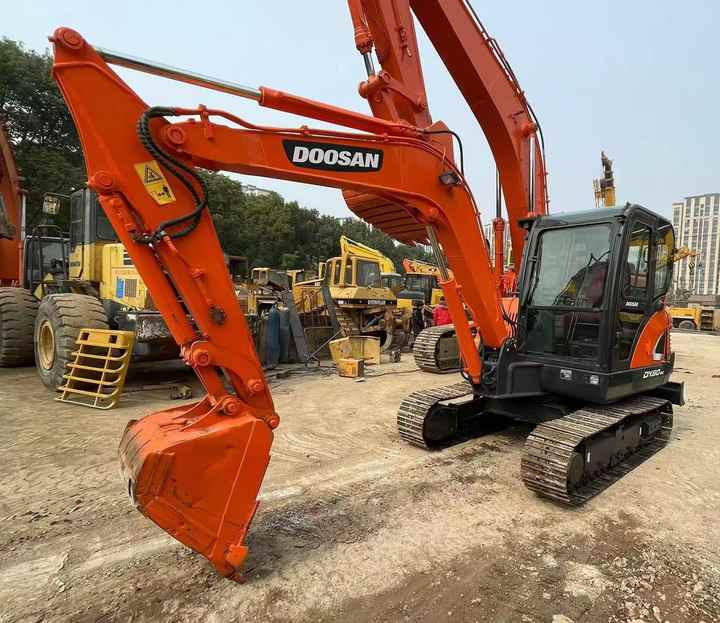 Used Digger DOOSAN DX60 Construction Machinery Construction Digger Used DOOSAN DX60 Cheap Excavator - Pelle sur chenille: photos 4 Used Digger DOOSAN DX60 Construction Machinery Construction Digger Used DOOSAN DX60 Cheap Excavator - Pelle sur chenille: photos 4