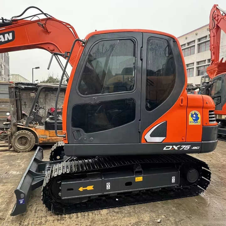 Used Excavator Doosan DX70 75 Excavator Second Hand Digger Used Machinery 7 Ton Used Hydraulic Crawler Excavator - Pelle: photos 1 Used Excavator Doosan DX70 75 Excavator Second Hand Digger Used Machinery 7 Ton Used Hydraulic Crawler Excavator - Pelle: photos 1