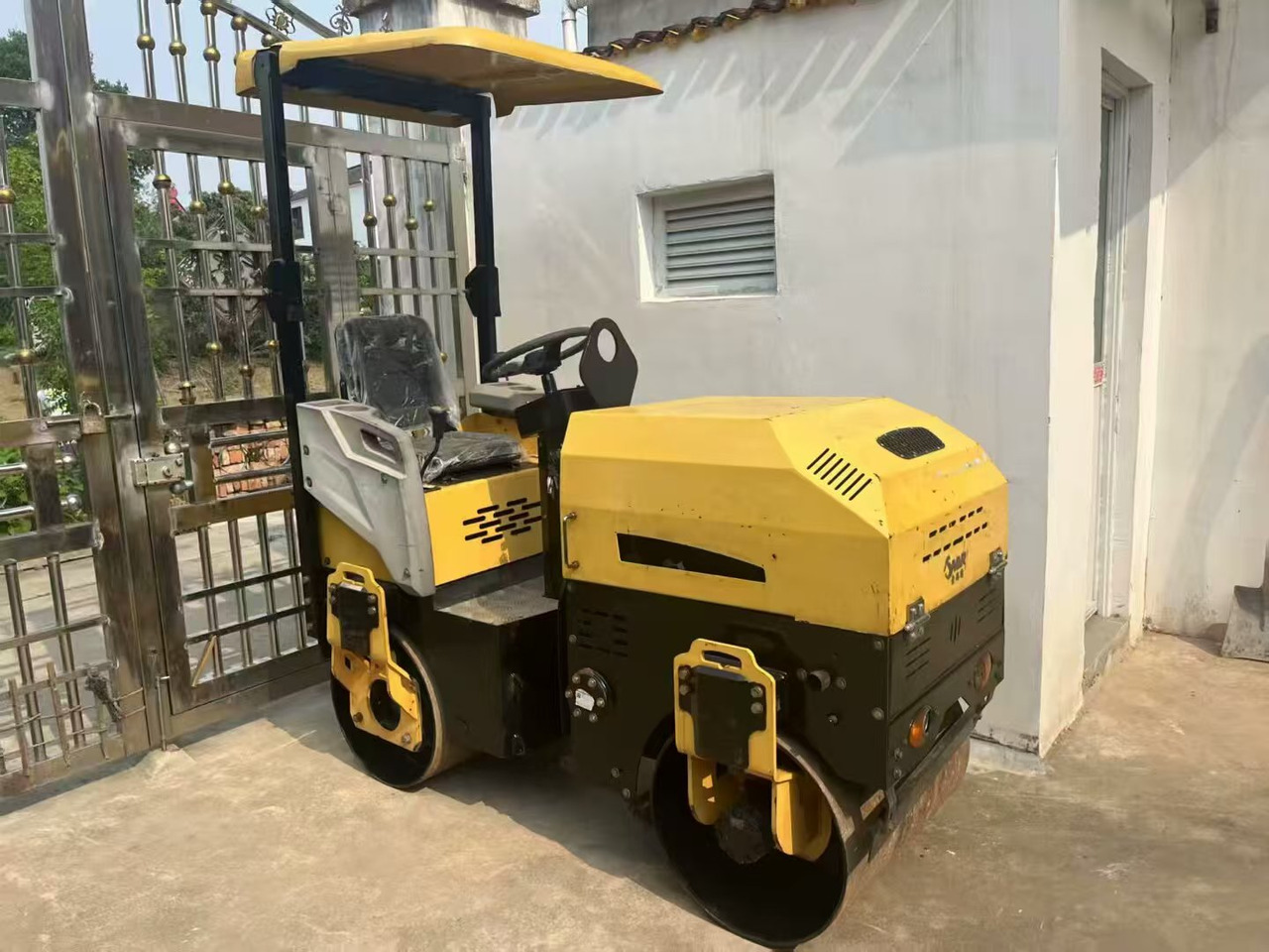 Double-drum vibratory mini roller - Compacteur: photos 1 Double-drum vibratory mini roller - Compacteur: photos 1