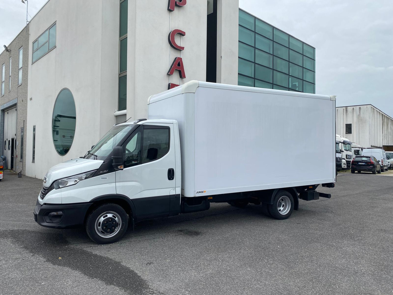 IVECO DAILY 35C16 - Fourgon utilitaire: photos 1 IVECO DAILY 35C16 - Fourgon utilitaire: photos 1