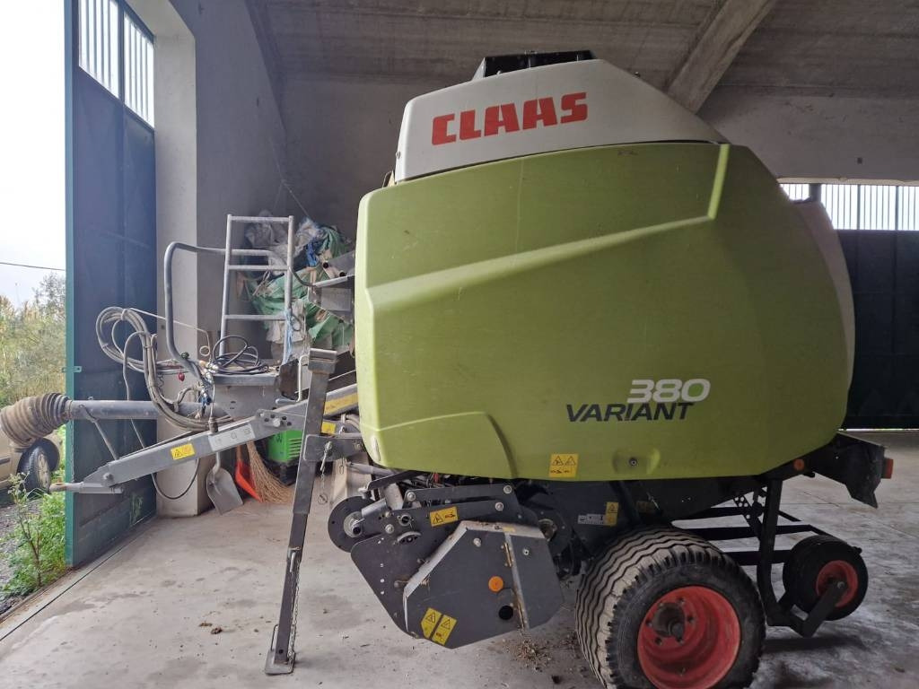 Claas VARIANT 380 PRO RF - Presse à balles rondes: photos 1 Claas VARIANT 380 PRO RF - Presse à balles rondes: photos 1