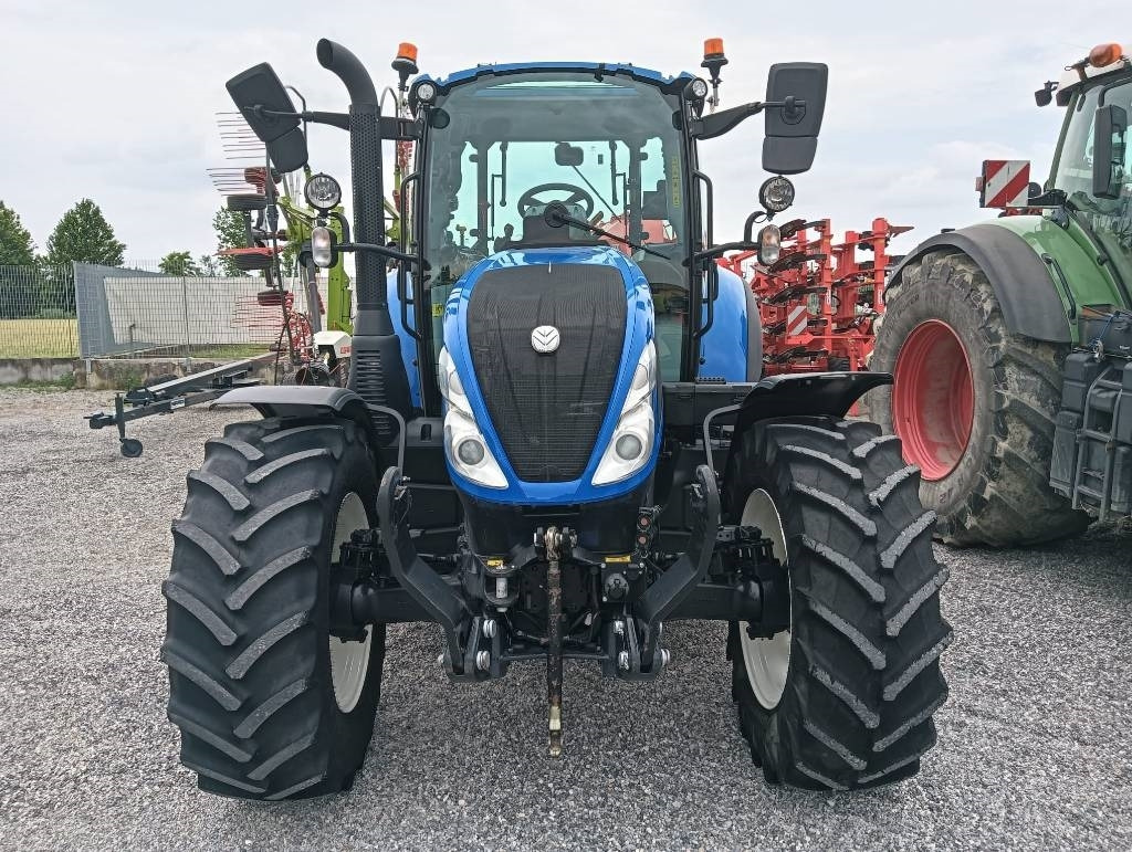 New Holland T 5.120 - Tracteur agricole: photos 2 New Holland T 5.120 - Tracteur agricole: photos 2