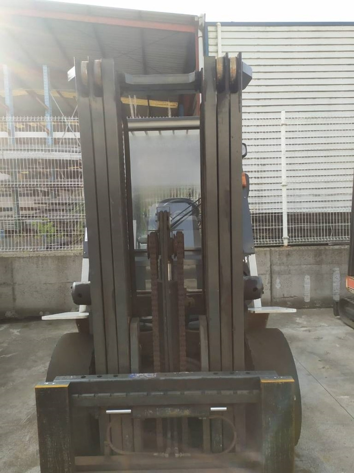 UniCarriers D1F4A40Q - Chariot latéral: photos 3 UniCarriers D1F4A40Q - Chariot latéral: photos 3