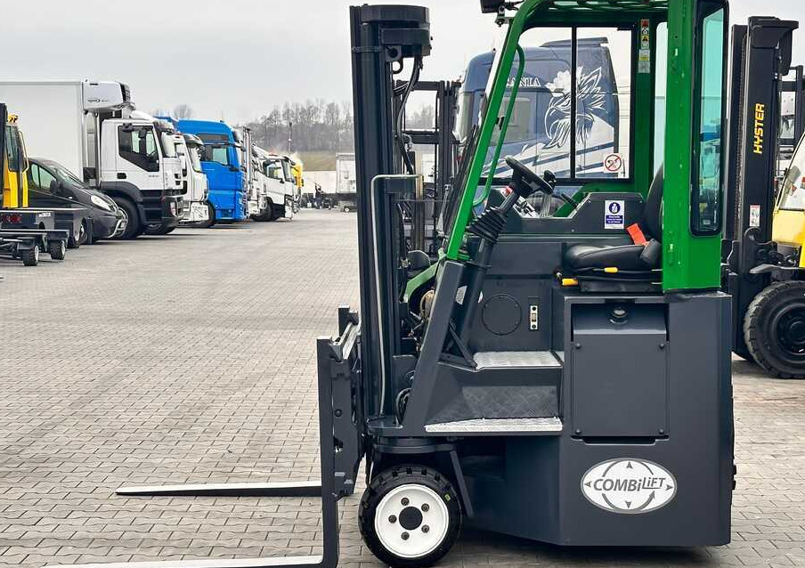 Combilift C2500CB / TRIPLEX / DIESEL / 4900MM / FREE LIFT / POSITIONER 1720MM / LIKE NEW - Chariot multidirectionnel: photos 3 Combilift C2500CB / TRIPLEX / DIESEL / 4900MM / FREE LIFT / POSITIONER 1720MM / LIKE NEW - Chariot multidirectionnel: photos 3