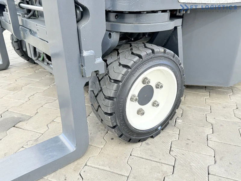 Combilift C3000CB / GAS / TRIPLEX 4900MM / FREE LIFT / FORK POSITIONER / SIDE SHIFT / EXCELLENT CONDITION / Wide range of four-way and sid - Chariot multidirectionnel: photos 4 Combilift C3000CB / GAS / TRIPLEX 4900MM / FREE LIFT / FORK POSITIONER / SIDE SHIFT / EXCELLENT CONDITION / Wide range of four-way and sid - Chariot multidirectionnel: photos 4