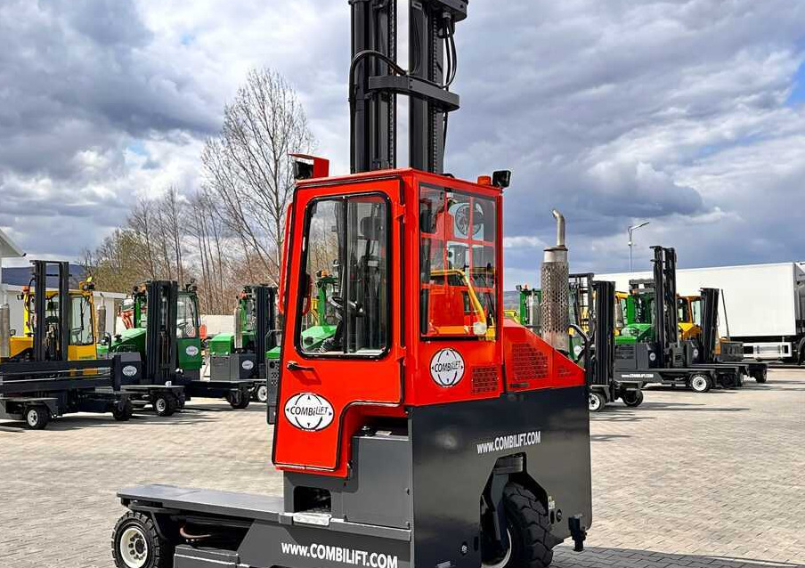 Combilift C4000 / DIESEL / TRIPLEX / 8400MM / FREE LIFT / SIDESHIFT / LIKE NEW - Chariot multidirectionnel: photos 2 Combilift C4000 / DIESEL / TRIPLEX / 8400MM / FREE LIFT / SIDESHIFT / LIKE NEW - Chariot multidirectionnel: photos 2