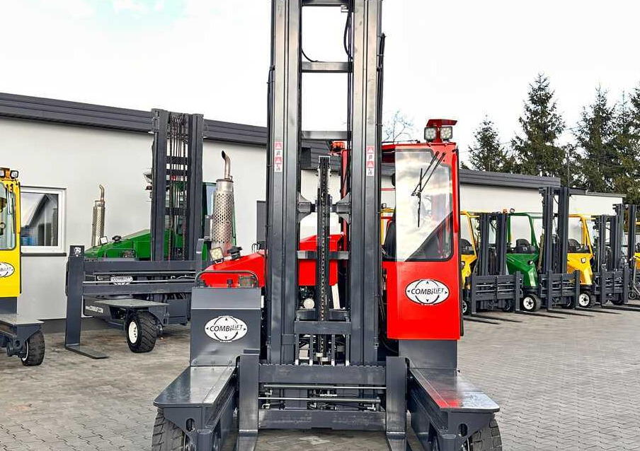 Combilift C4000 / DIESEL / TRIPLEX / 8400MM / FREE LIFT / SIDESHIFT / LIKE NEW - Chariot multidirectionnel: photos 4 Combilift C4000 / DIESEL / TRIPLEX / 8400MM / FREE LIFT / SIDESHIFT / LIKE NEW - Chariot multidirectionnel: photos 4