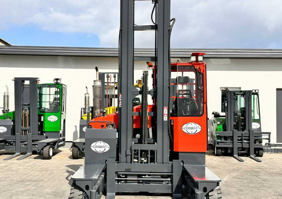 Combilift C4000 / DIESEL / TRIPLEX / 8400MM / FREE LIFT / SIDESHIFT / LIKE NEW - Chariot multidirectionnel: photos 3 Combilift C4000 / DIESEL / TRIPLEX / 8400MM / FREE LIFT / SIDESHIFT / LIKE NEW - Chariot multidirectionnel: photos 3