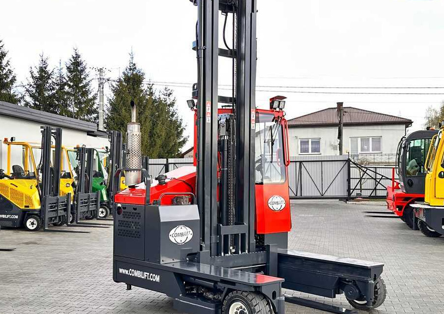 Combilift C4000 / DIESEL / TRIPLEX / 8400MM / FREE LIFT / SIDESHIFT / LIKE NEW - Chariot multidirectionnel: photos 5 Combilift C4000 / DIESEL / TRIPLEX / 8400MM / FREE LIFT / SIDESHIFT / LIKE NEW - Chariot multidirectionnel: photos 5