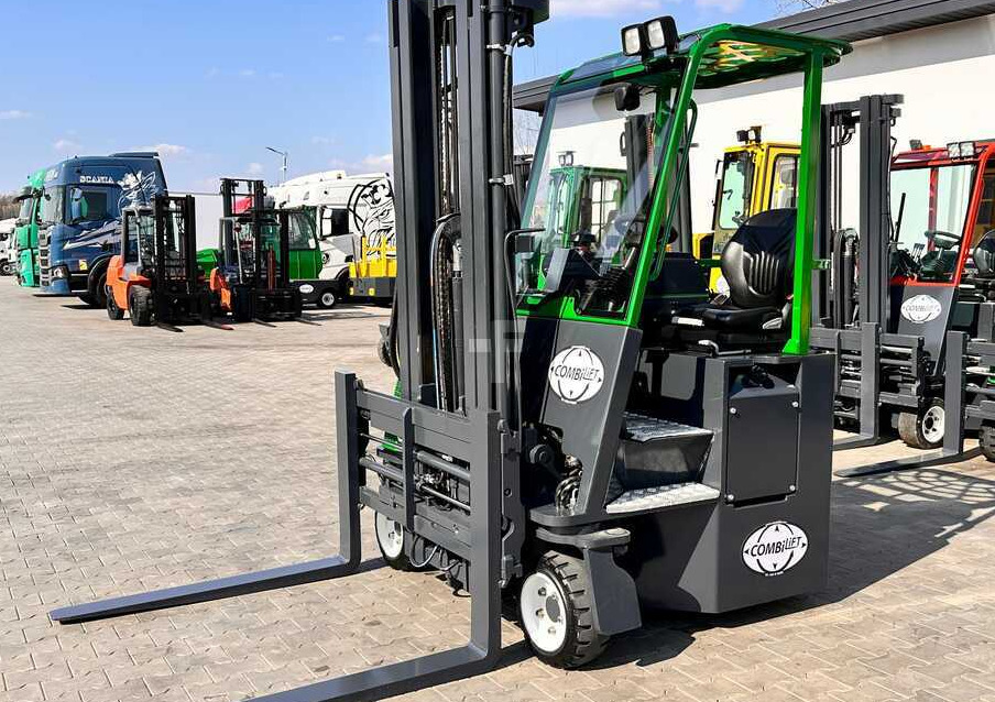 Combilift CB2500 / DIESEL / TRIPLEX / 5500MM / FREE LIFT / SIDE SHIFT / FORK POSITIONER / LIKE NEW - Chariot multidirectionnel: photos 1 Combilift CB2500 / DIESEL / TRIPLEX / 5500MM / FREE LIFT / SIDE SHIFT / FORK POSITIONER / LIKE NEW - Chariot multidirectionnel: photos 1