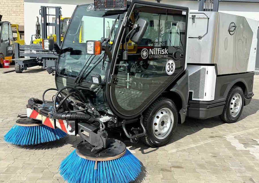 Nilfisk Nilfisk City Ranger 3500 – Articulated Municipal Sweeper | Year 2017 | On - Balayeuse de voirie: photos 1 Nilfisk Nilfisk City Ranger 3500 – Articulated Municipal Sweeper | Year 2017 | On - Balayeuse de voirie: photos 1