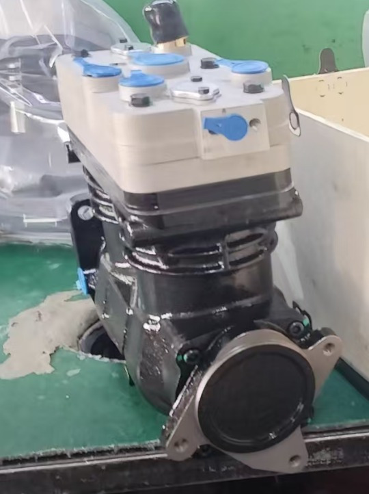 CATERPILLAR 304-2693   440-1616   226-9580   10R-6317 - Compresseur de climatisation pour Pelle: photos 1 CATERPILLAR 304-2693   440-1616   226-9580   10R-6317 - Compresseur de climatisation pour Pelle: photos 1