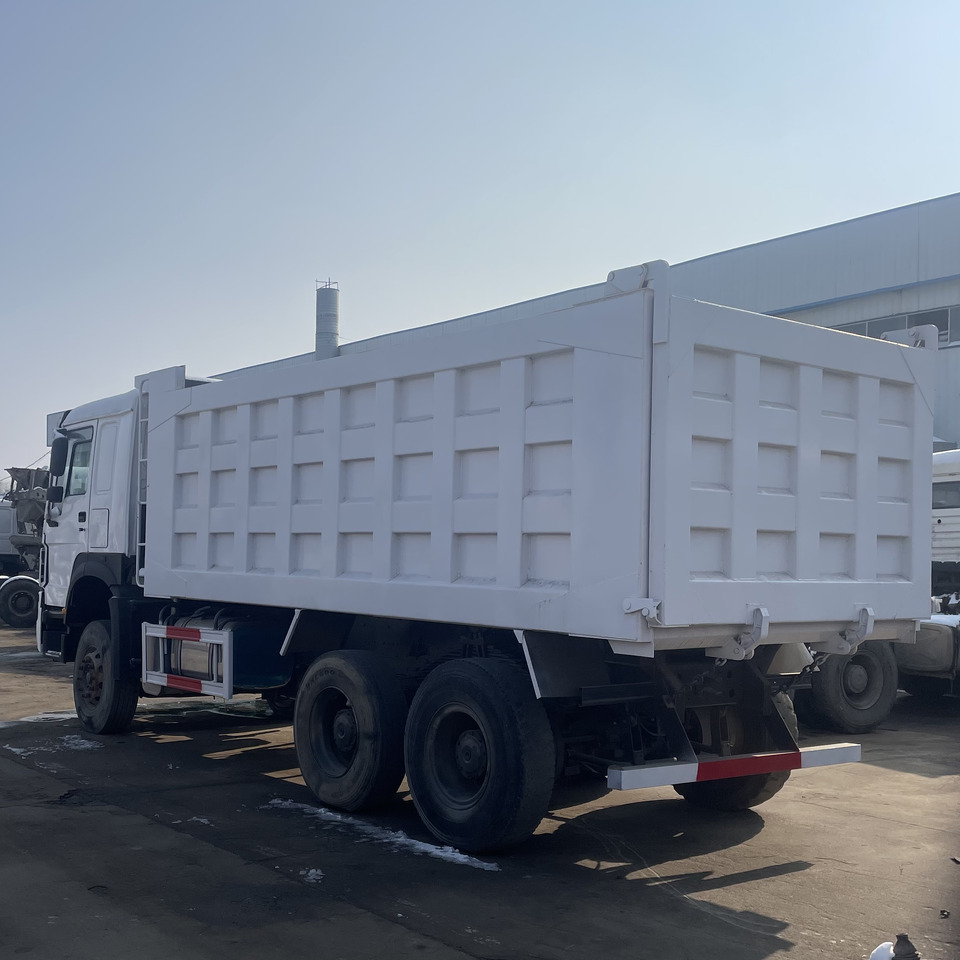 HOWO 6*4 DUMP TRUCK - Camion benne: photos 4 HOWO 6*4 DUMP TRUCK - Camion benne: photos 4