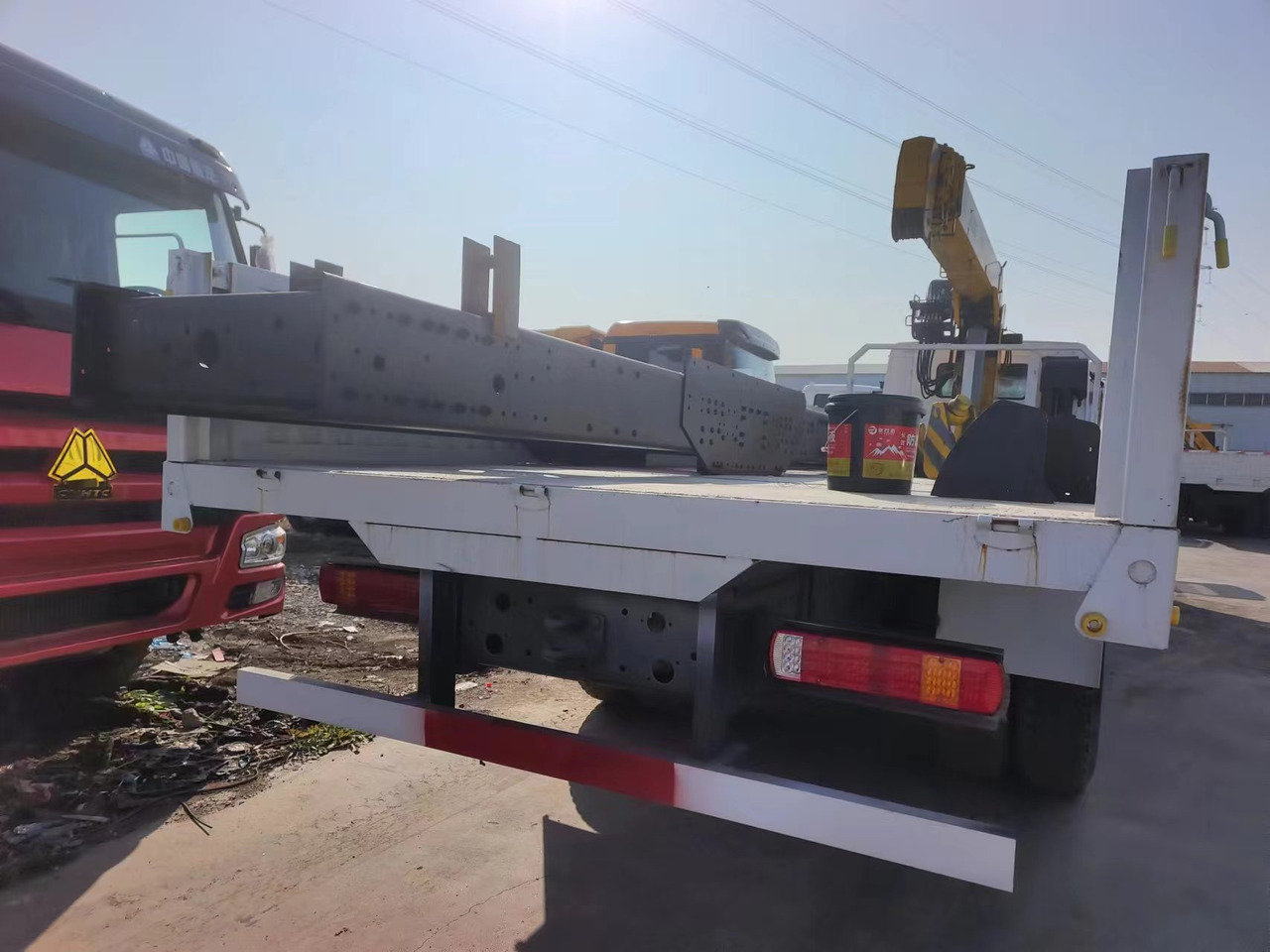 HOWO HOWO 371 chassis,10 TONS crane truck - Camion grue: photos 3 HOWO HOWO 371 chassis,10 TONS crane truck - Camion grue: photos 3