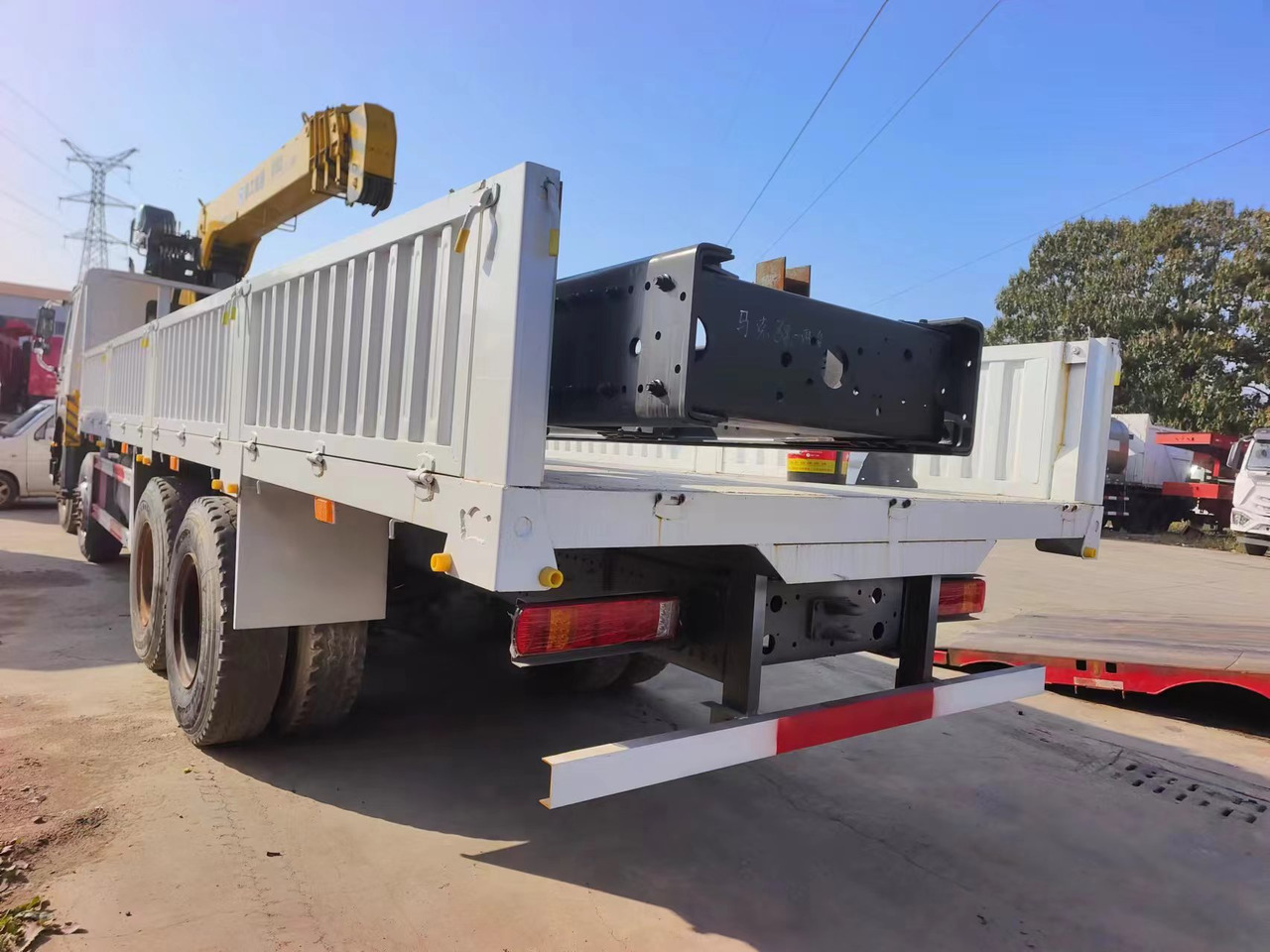 HOWO HOWO 371 chassis,10 TONS crane truck - Camion grue: photos 2 HOWO HOWO 371 chassis,10 TONS crane truck - Camion grue: photos 2