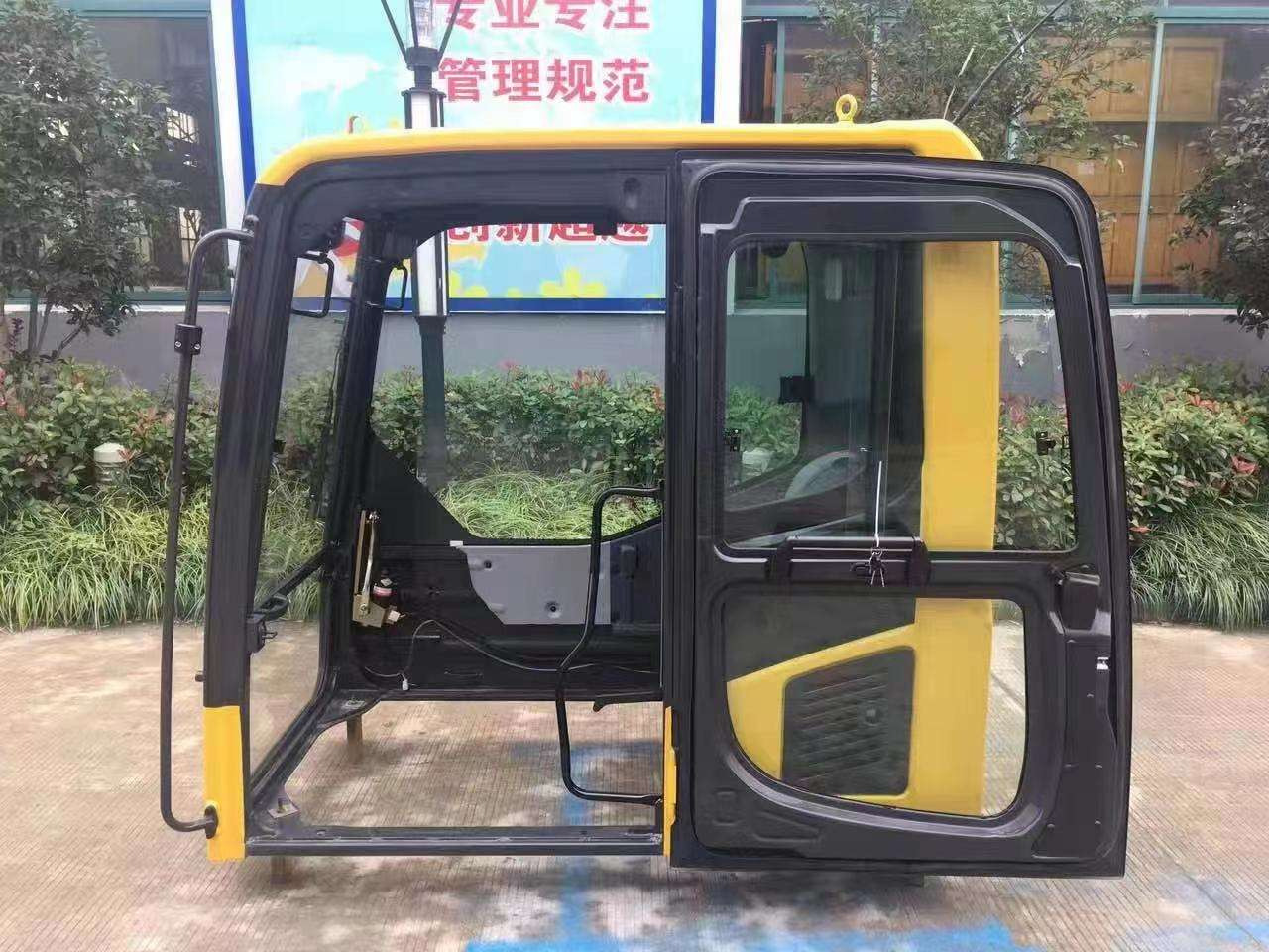 KOMATSU PC200-8 M0 - Cabine pour Pelle: photos 1 KOMATSU PC200-8 M0 - Cabine pour Pelle: photos 1