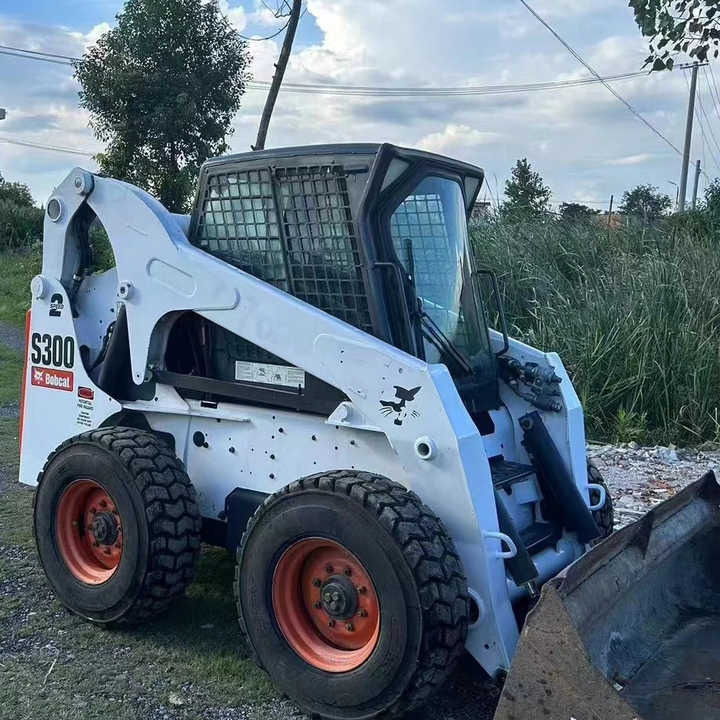 Used Bob Cat Bob Cat S300 Used Mini Skid Steer Wheel Loader Multifunctional Track Loaders Bobcat S300 - Chargeuse sur pneus: photos 1 Used Bob Cat Bob Cat S300 Used Mini Skid Steer Wheel Loader Multifunctional Track Loaders Bobcat S300 - Chargeuse sur pneus: photos 1