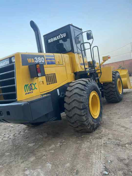 Used Komatsu WA380-3 Front Loader in Very Good Condition Strong Power komatsu 380 Wheel Loader Low Price Hot Sale - Chargeuse sur pneus: photos 5 Used Komatsu WA380-3 Front Loader in Very Good Condition Strong Power komatsu 380 Wheel Loader Low Price Hot Sale - Chargeuse sur pneus: photos 5