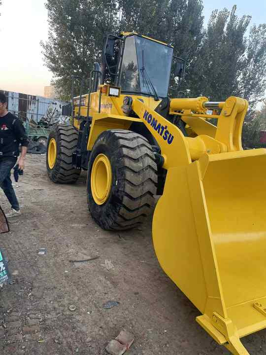 Used Komatsu WA380-3 Front Loader in Very Good Condition Strong Power komatsu 380 Wheel Loader Low Price Hot Sale - Chargeuse sur pneus: photos 2 Used Komatsu WA380-3 Front Loader in Very Good Condition Strong Power komatsu 380 Wheel Loader Low Price Hot Sale - Chargeuse sur pneus: photos 2