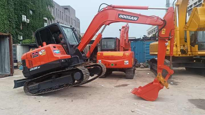 Used Mini Excavator DX55-9C Doosan Excavator 5 Tonnes High Performance Low Price for Sale Dh55 Dh60 Dx55 Dx60 in Stock - Mini pelle: photos 2 Used Mini Excavator DX55-9C Doosan Excavator 5 Tonnes High Performance Low Price for Sale Dh55 Dh60 Dx55 Dx60 in Stock - Mini pelle: photos 2