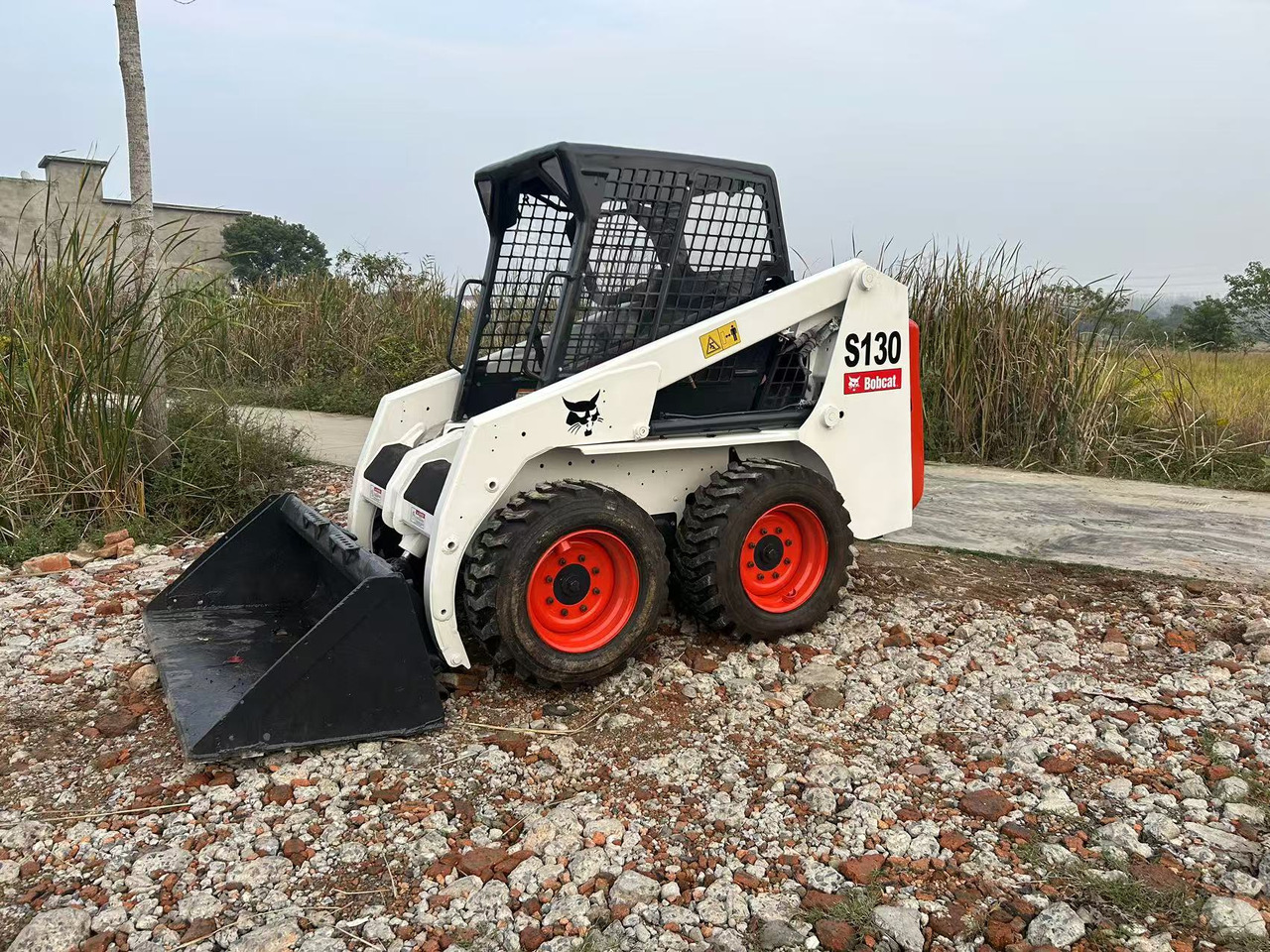 BOBCAT S130 - Mini chargeuse: photos 1 BOBCAT S130 - Mini chargeuse: photos 1