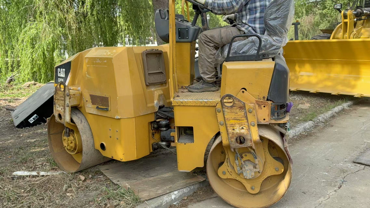 CATERPILLAR CB24B - Rouleau compresseur: photos 1 CATERPILLAR CB24B - Rouleau compresseur: photos 1