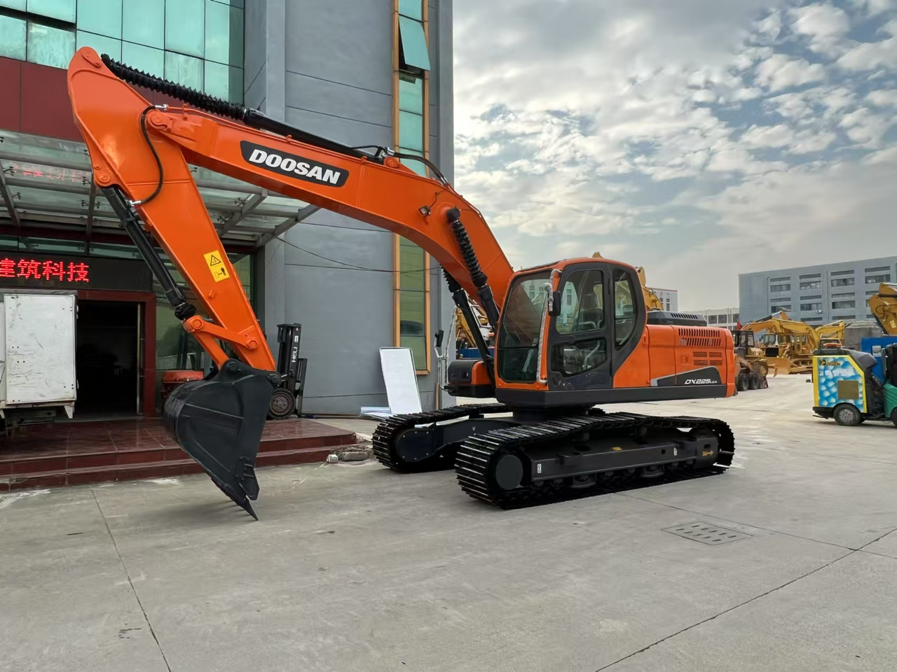 DOOSAN DX225LCA - Pelle sur chenille: photos 1 DOOSAN DX225LCA - Pelle sur chenille: photos 1