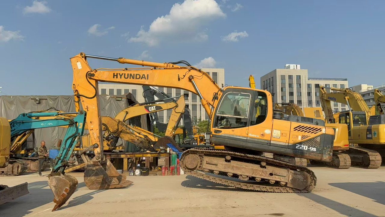 HYUNDAI R220LC-9S - Pelle sur chenille: photos 1 HYUNDAI R220LC-9S - Pelle sur chenille: photos 1