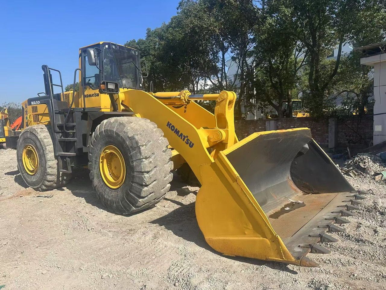 KOMATSU WA500-3 - Chargeuse sur pneus: photos 1 KOMATSU WA500-3 - Chargeuse sur pneus: photos 1