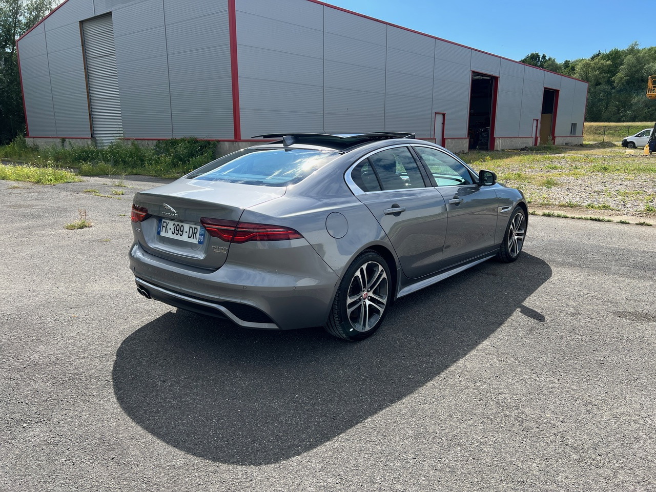 JAGUAR XE 20MY SE R-DYN. 2.0L D 180 BVA8 Cockpit PANO - Berline: photos 2 JAGUAR XE 20MY SE R-DYN. 2.0L D 180 BVA8 Cockpit PANO - Berline: photos 2