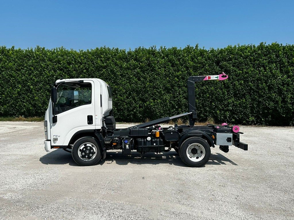 ISUZU P75 NUOVO SCARRABILE - Camion ampliroll: photos 2 ISUZU P75 NUOVO SCARRABILE - Camion ampliroll: photos 2