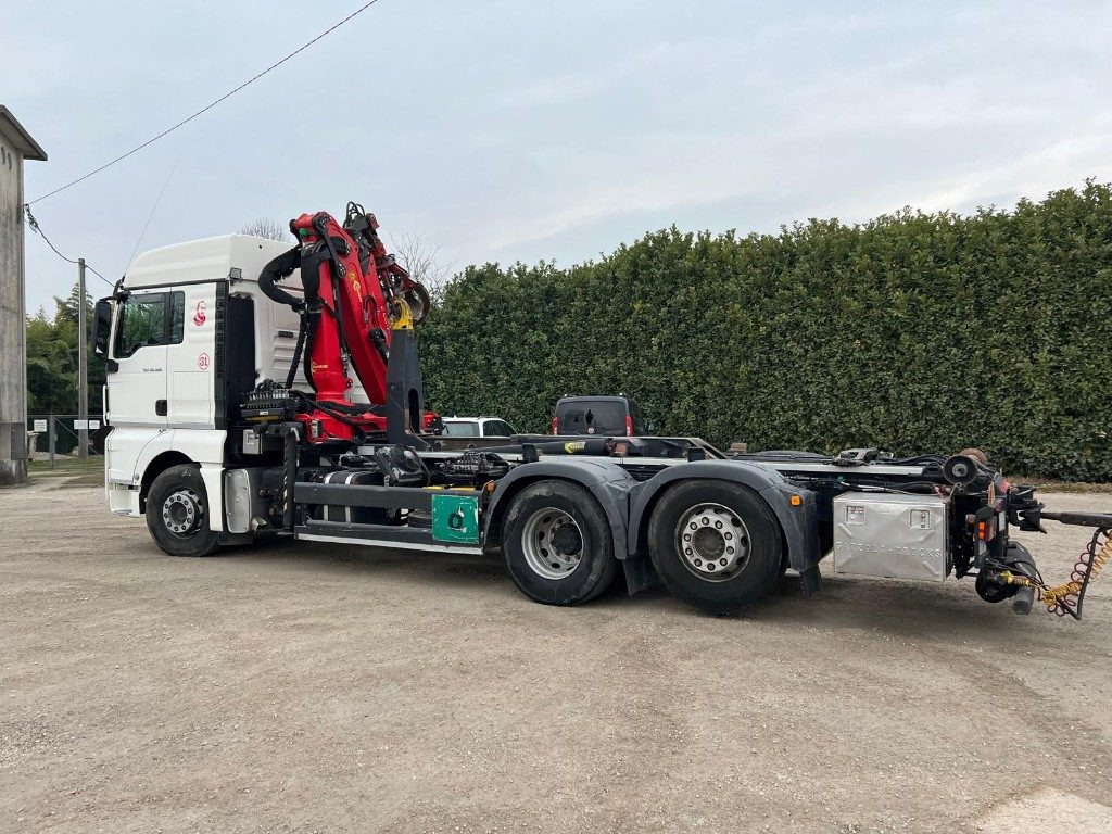 MAN TGX 26.480 SCARRABILE CON GRU - Camion ampliroll: photos 4 MAN TGX 26.480 SCARRABILE CON GRU - Camion ampliroll: photos 4