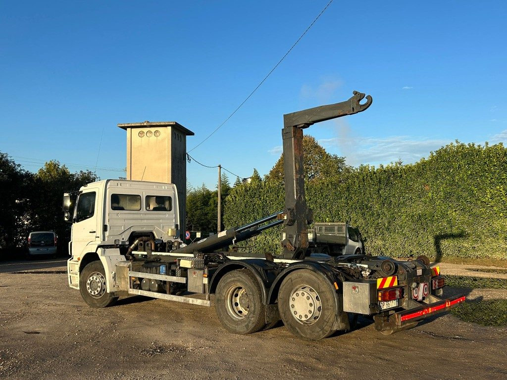 MERCEDES-BENZ MERCEDES 2533 SCARRABILE - Camion ampliroll: photos 4 MERCEDES-BENZ MERCEDES 2533 SCARRABILE - Camion ampliroll: photos 4