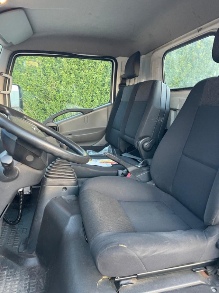 NISSAN NT400 SCARRABILE PATENTE B - Camion ampliroll: photos 5 NISSAN NT400 SCARRABILE PATENTE B - Camion ampliroll: photos 5