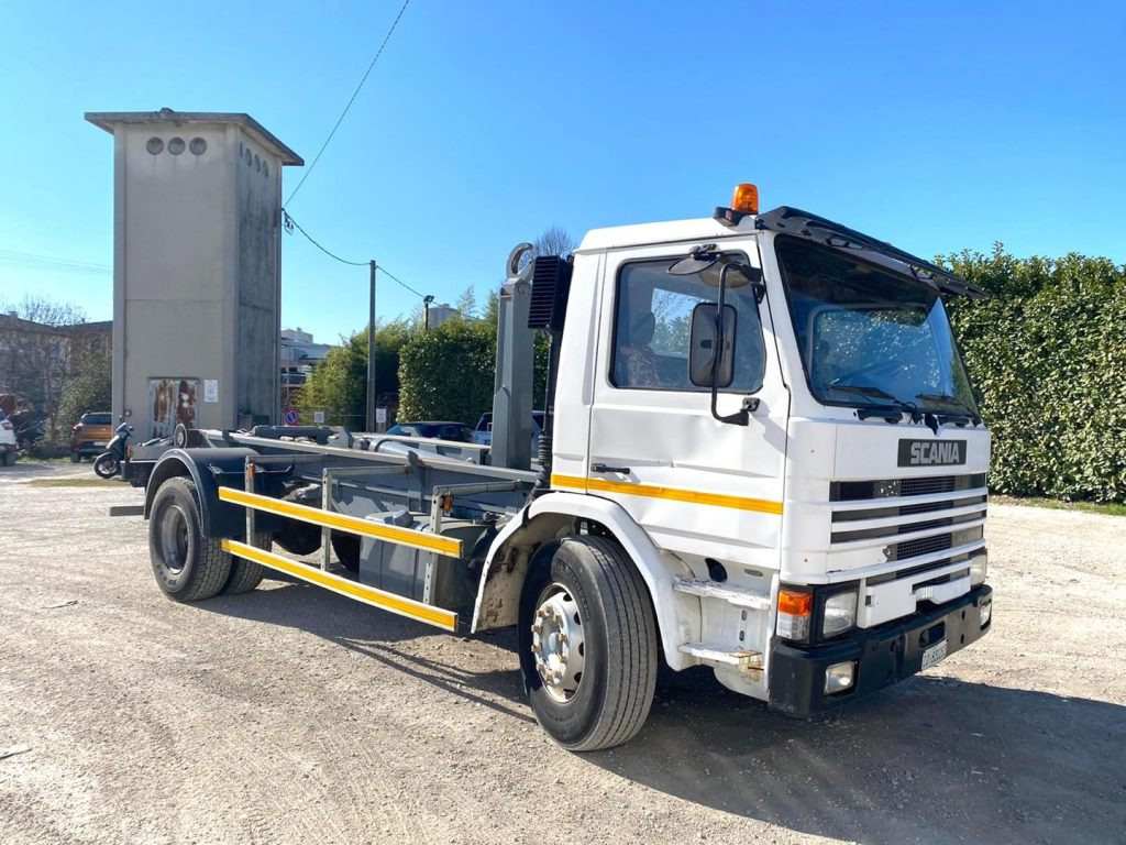 SCANIA H82 SCARRABILE BALESTRATO ANTERIORE E POSTE - Camion ampliroll: photos 1 SCANIA H82 SCARRABILE BALESTRATO ANTERIORE E POSTE - Camion ampliroll: photos 1