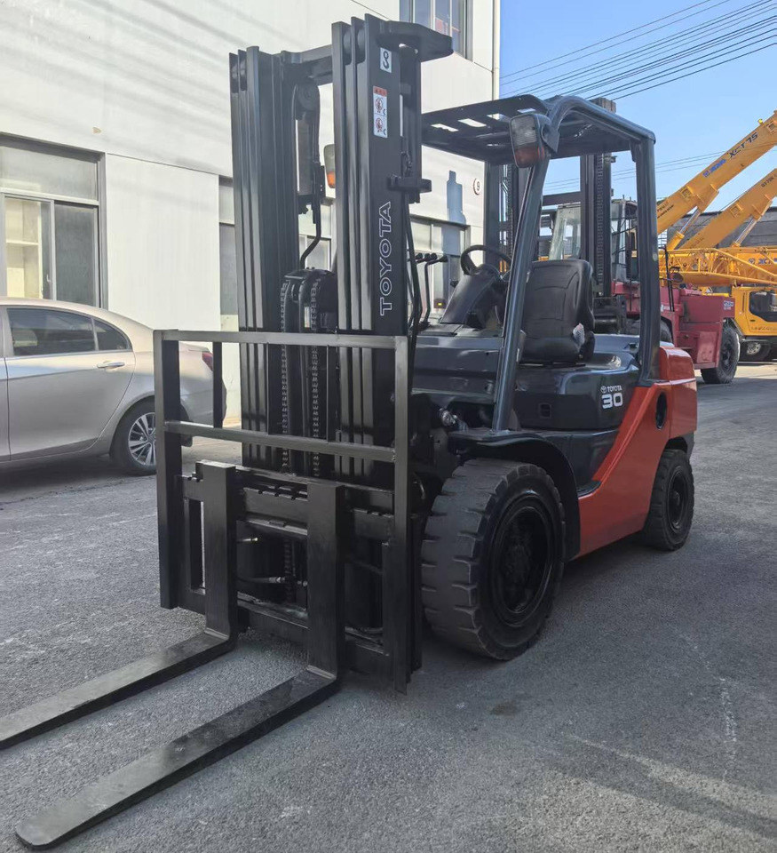 TOYOTA 8FD30 7FD30 FD50 FD100 Japan original 2.5ton 3Ton 3.5ton 5ton 7T 10t Used Diesel Forklift - Chariot élévateur diesel: photos 3 TOYOTA 8FD30 7FD30 FD50 FD100 Japan original 2.5ton 3Ton 3.5ton 5ton 7T 10t Used Diesel Forklift - Chariot élévateur diesel: photos 3