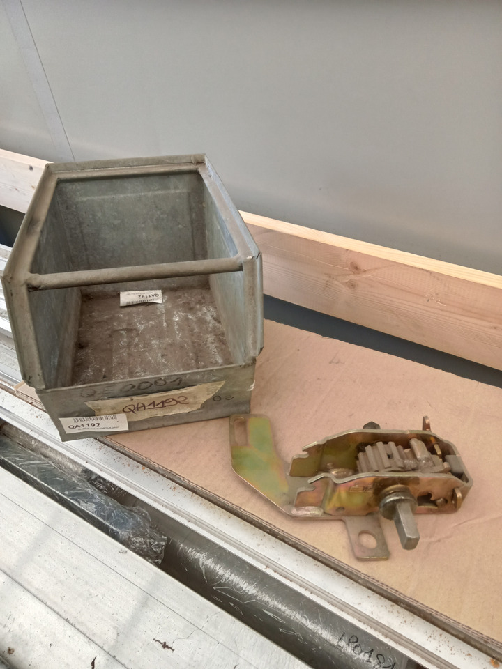 Trouillet TENDEUR BACHE PORTEUR DROIT - Carrosserie et extérieur: photos 1 Trouillet TENDEUR BACHE PORTEUR DROIT - Carrosserie et extérieur: photos 1