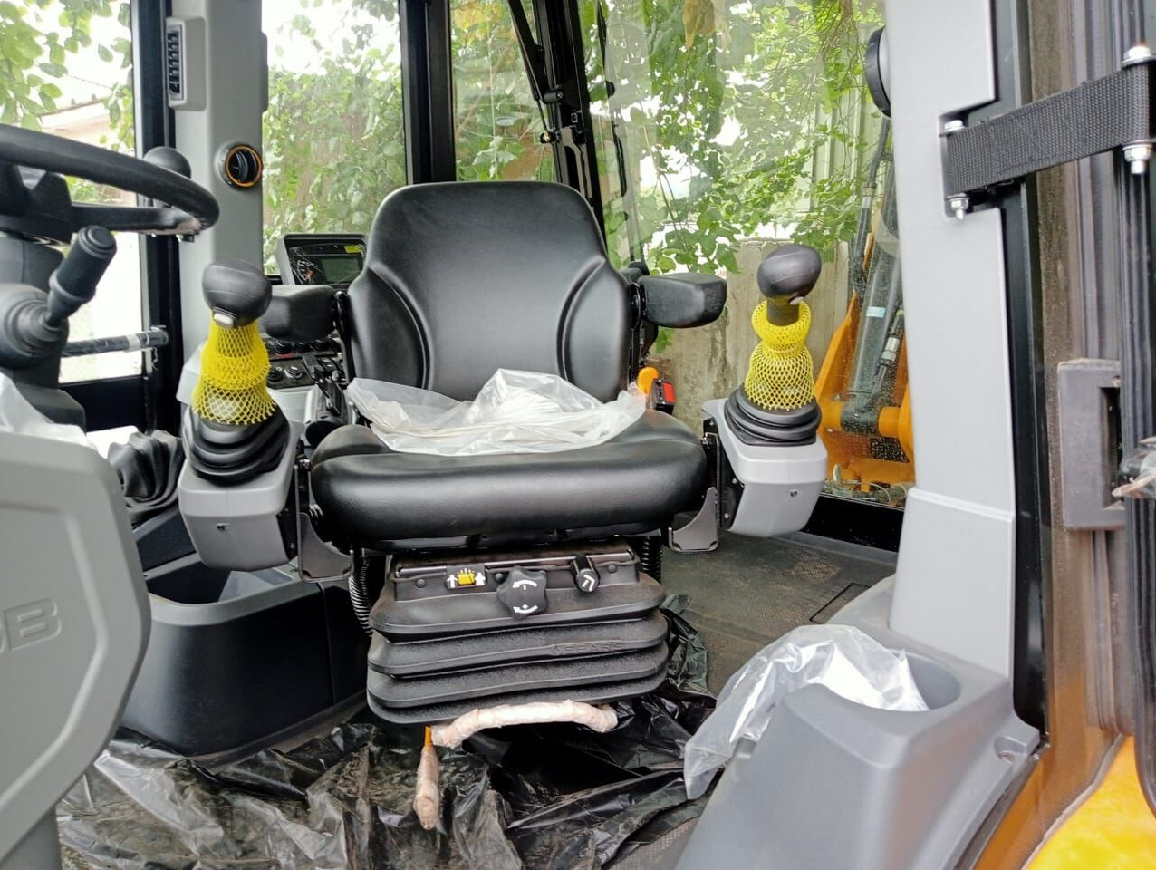 New JCB 3CX backhoe loader - Tractopelle: photos 1 New JCB 3CX backhoe loader - Tractopelle: photos 1