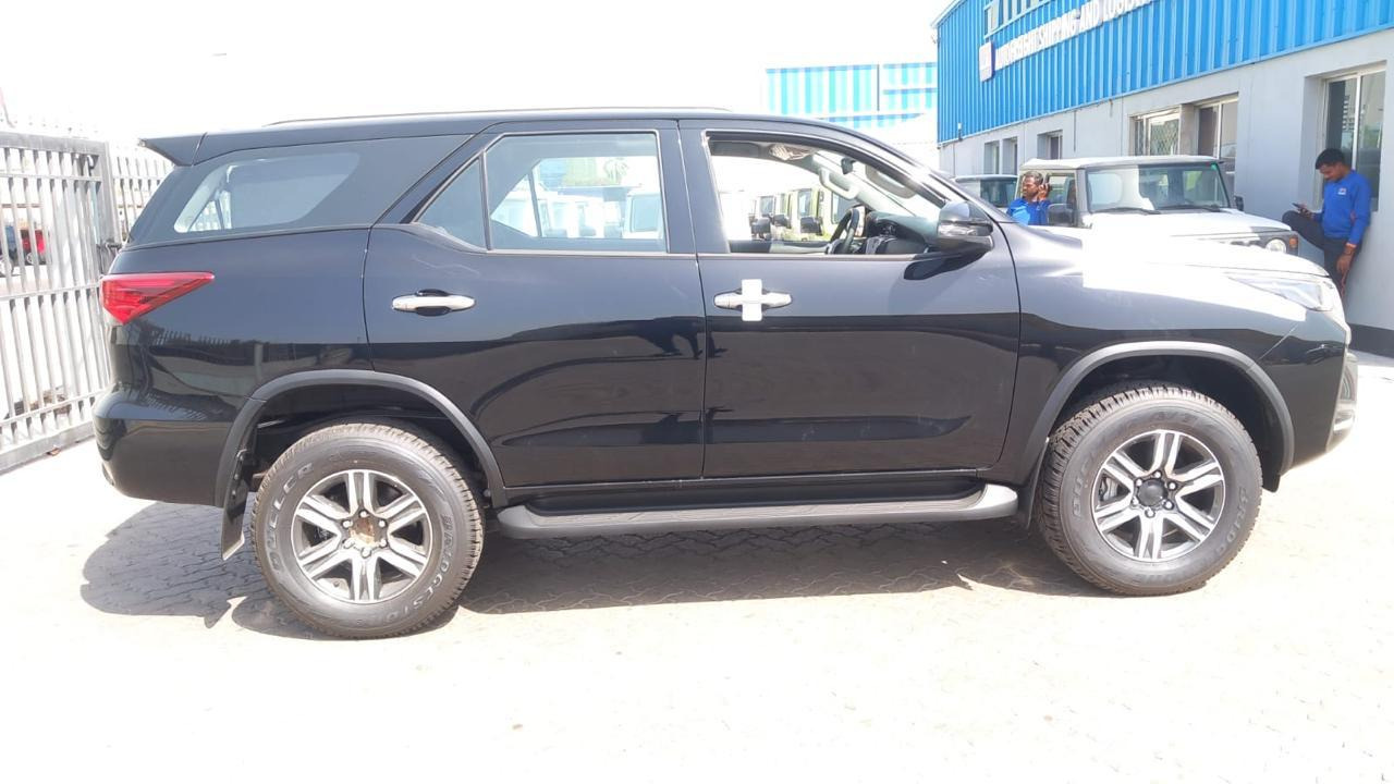 TOYOTA 2.4L SR5 Comfort 4WD - Voiture: photos 1 TOYOTA 2.4L SR5 Comfort 4WD - Voiture: photos 1