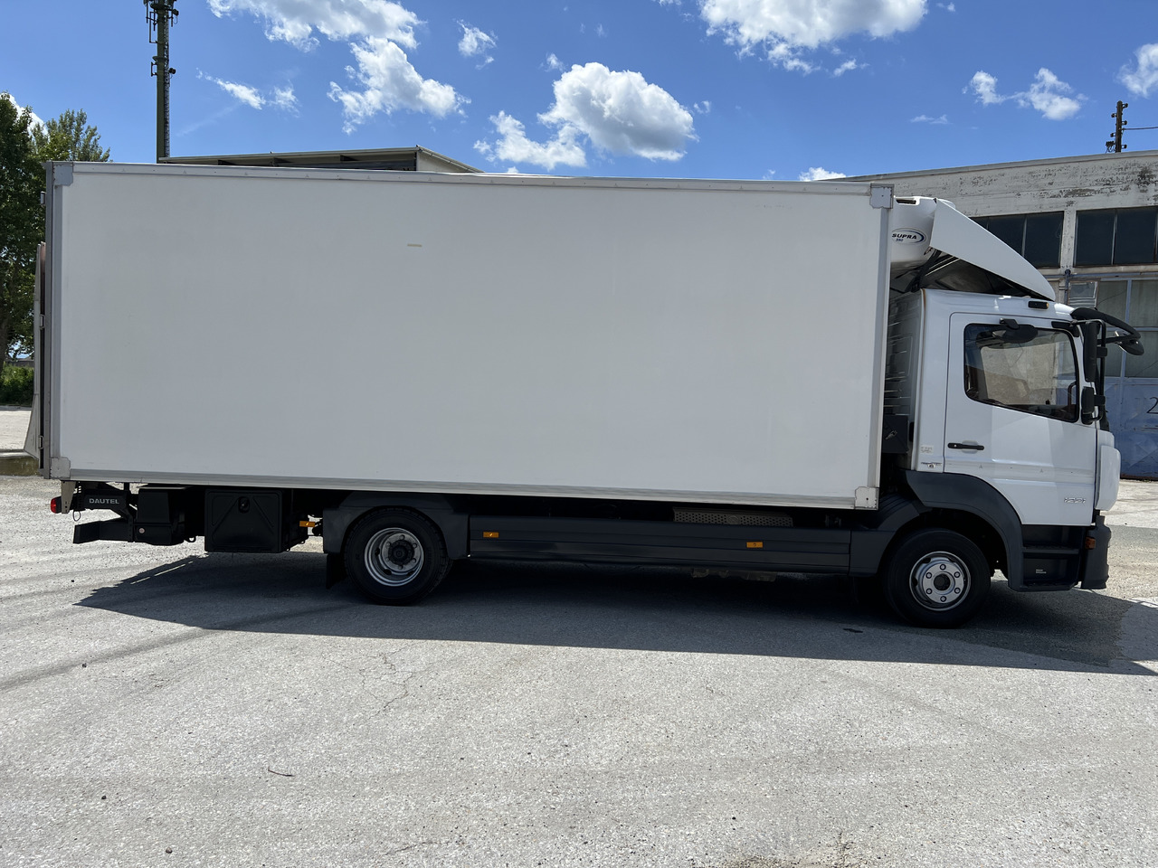 MERCEDES-BENZ Mercedes-Benz Atego 1221 Kühlkoffer mit LBW | EZ 2016 | | Klima | Tempomat | Diff. Hinterachse - Camion frigorifique: photos 4 MERCEDES-BENZ Mercedes-Benz Atego 1221 Kühlkoffer mit LBW | EZ 2016 | | Klima | Tempomat | Diff. Hinterachse - Camion frigorifique: photos 4