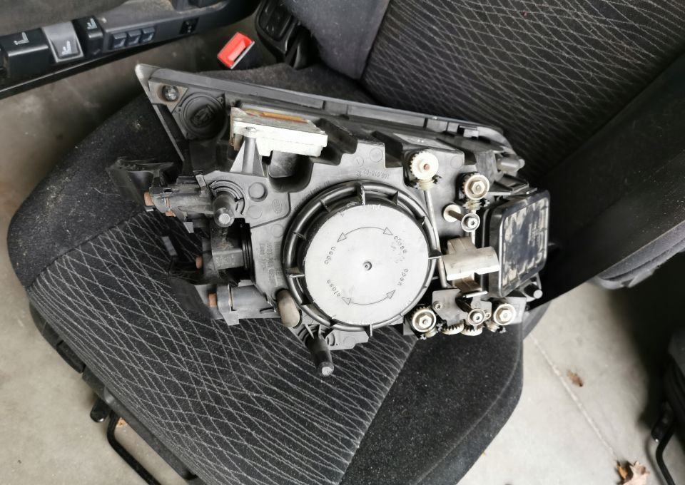 LAMPA XENON VOLVO FH 13 ORYGINAŁ PRAWA - Feu avant: photos 2 LAMPA XENON VOLVO FH 13 ORYGINAŁ PRAWA - Feu avant: photos 2