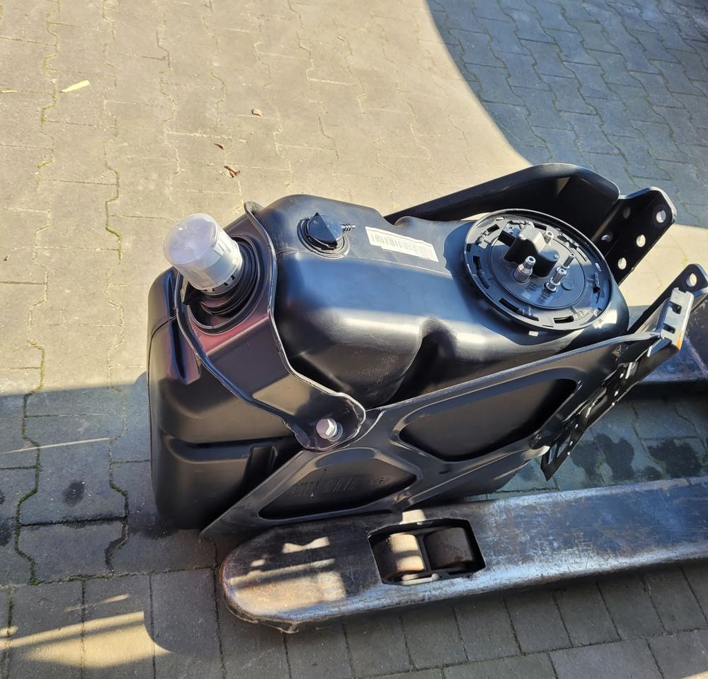 ZBIORNIK AB BLUE MERCRDES ACTROS MP4 MP5 ORYGINAŁ A9604705215/001 - Système de carburant pour Camion: photos 3 ZBIORNIK AB BLUE MERCRDES ACTROS MP4 MP5 ORYGINAŁ A9604705215/001 - Système de carburant pour Camion: photos 3