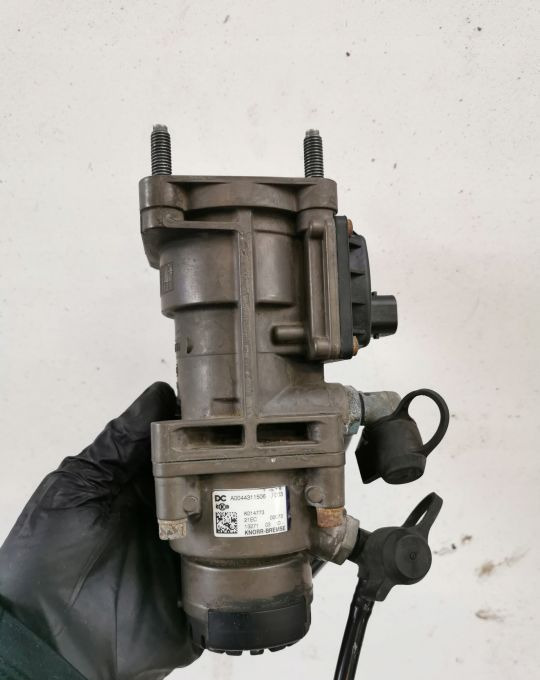 Zawór GŁÓWNY HAMULCA ACTROS MP4 A0044311506 KNOR - Valve de frein pour Camion: photos 1 Zawór GŁÓWNY HAMULCA ACTROS MP4 A0044311506 KNOR - Valve de frein pour Camion: photos 1