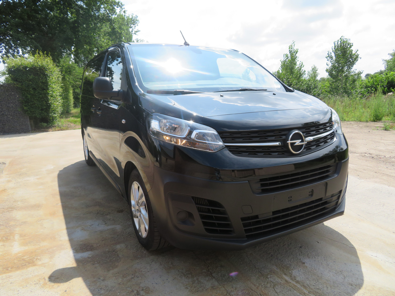 OPEL Vivaro Edition 2.0 Turbo - L2H1 - Fourgonnette: photos 1 OPEL Vivaro Edition 2.0 Turbo - L2H1 - Fourgonnette: photos 1