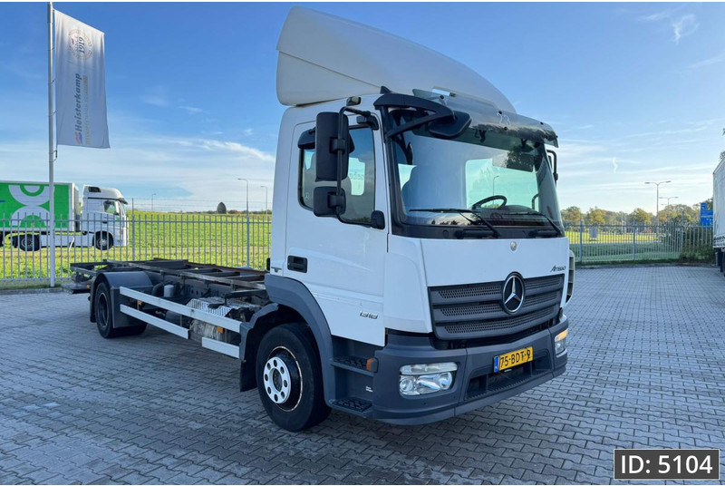 Mercedes-Benz Atego 1318 Day Cab, Euro 6, / BDF / DHOLLANDIA 2000KG - Camion porte-conteneur/ Caisse mobile: photos 5 Mercedes-Benz Atego 1318 Day Cab, Euro 6, / BDF / DHOLLANDIA 2000KG - Camion porte-conteneur/ Caisse mobile: photos 5