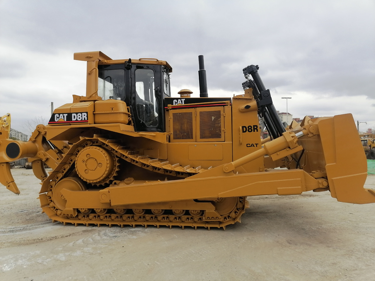 CATERPILLAR D8R - Bulldozer: photos 1 CATERPILLAR D8R - Bulldozer: photos 1