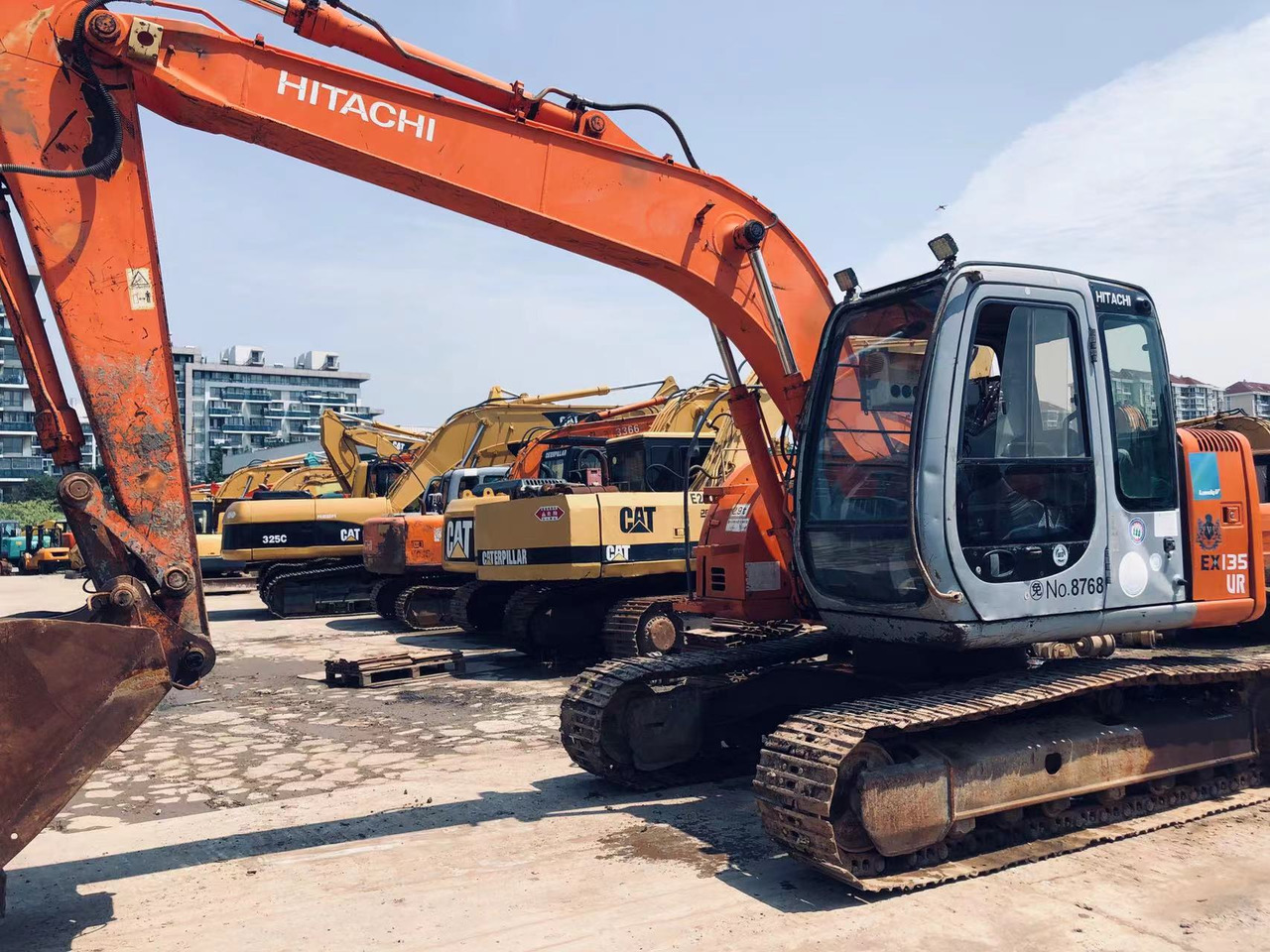 HITACHI EX135 - Pelle sur chenille: photos 1 HITACHI EX135 - Pelle sur chenille: photos 1