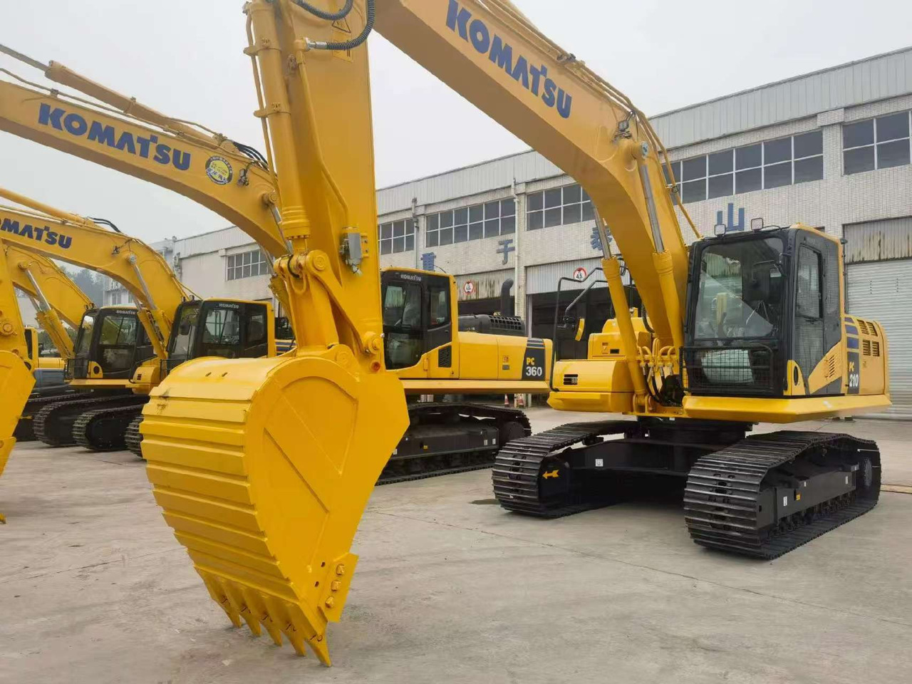 KOMATSU PC210 - Pelle sur chenille: photos 1 KOMATSU PC210 - Pelle sur chenille: photos 1