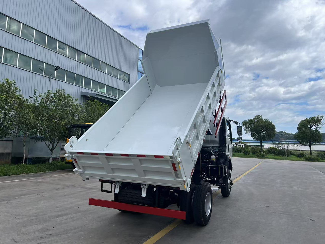 SINOTRUK HOWO 4x2 Dump Truck Click Here for Discount - Camion benne: photos 5 SINOTRUK HOWO 4x2 Dump Truck Click Here for Discount - Camion benne: photos 5