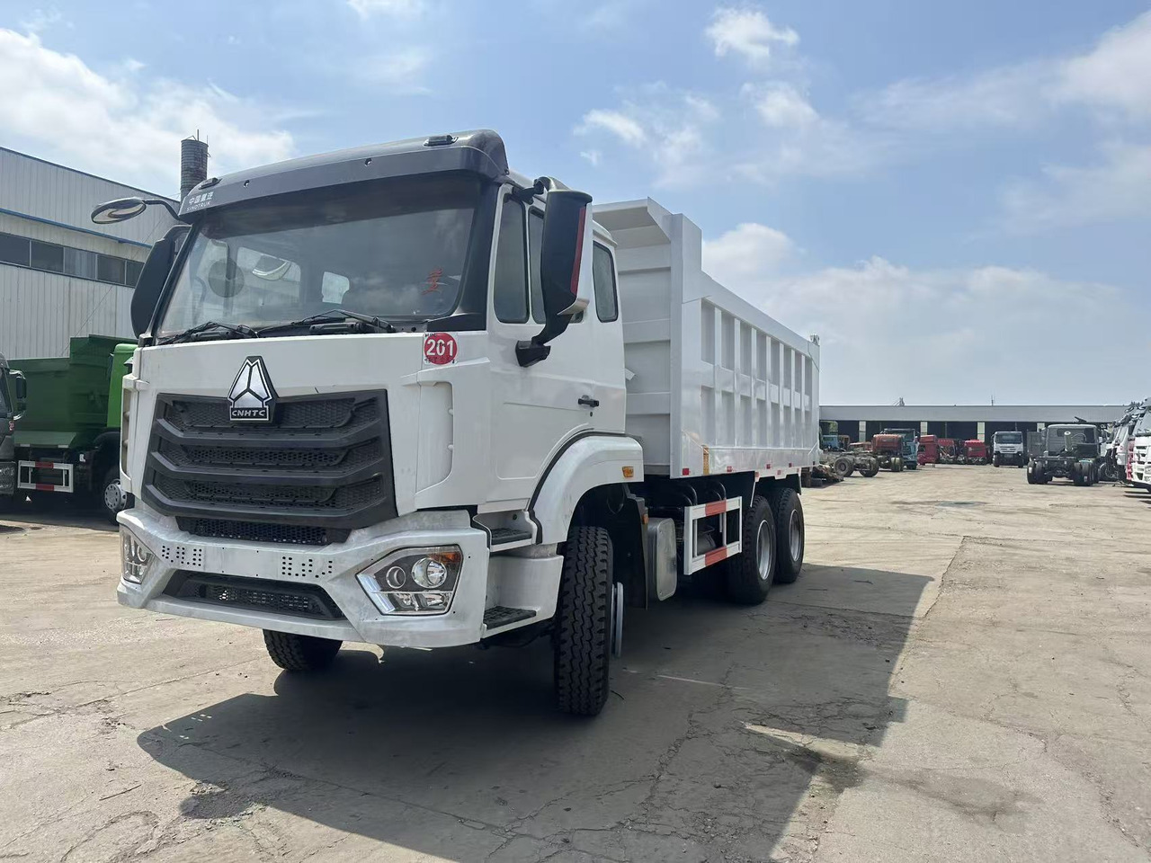 SINOTRUK HOWO 6x4 Dump Truck Click for Discount - Camion benne: photos 1 SINOTRUK HOWO 6x4 Dump Truck Click for Discount - Camion benne: photos 1